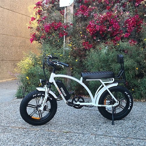 AddMotor 750W Motan M-60 R7 Comfort Fat Tire white bicycle parked next to plants