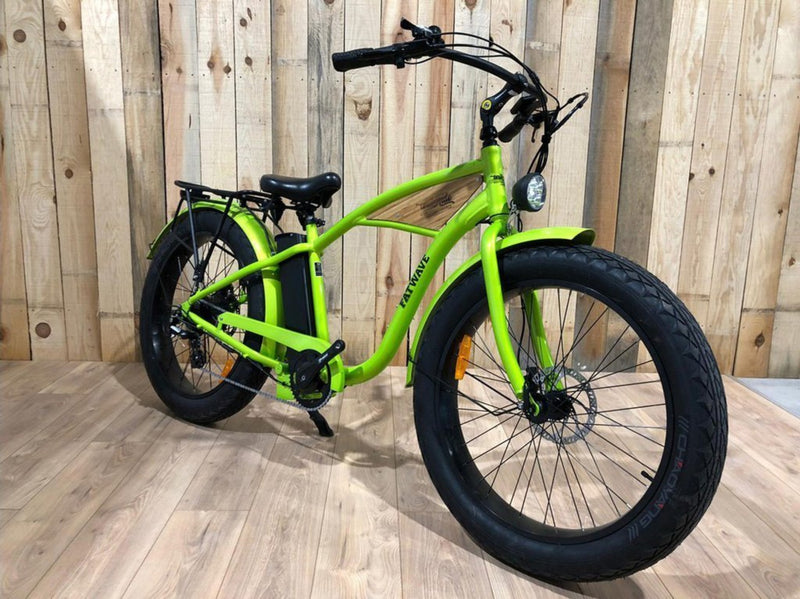 T4B 500W Beach Cruiser Fatbike Fatwave High Step front of green bicycle